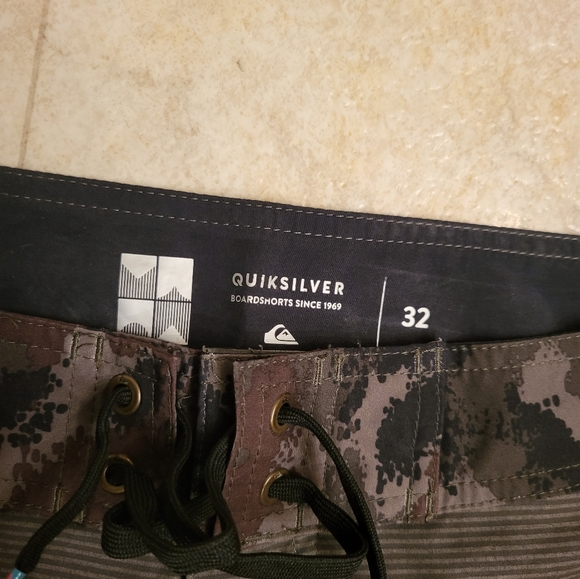 Boardshorts (Hurley,Vans,QUIKSILVER) - Picture 3 of 13